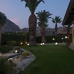 Amira קוסטונאצ'י