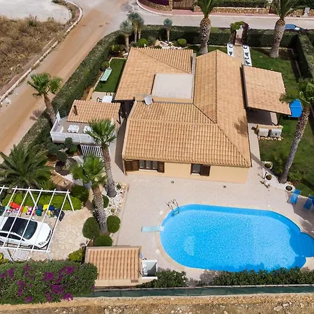 Amira Villa *
