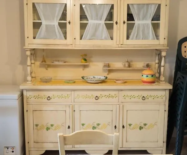 Amira كوستوناتشي